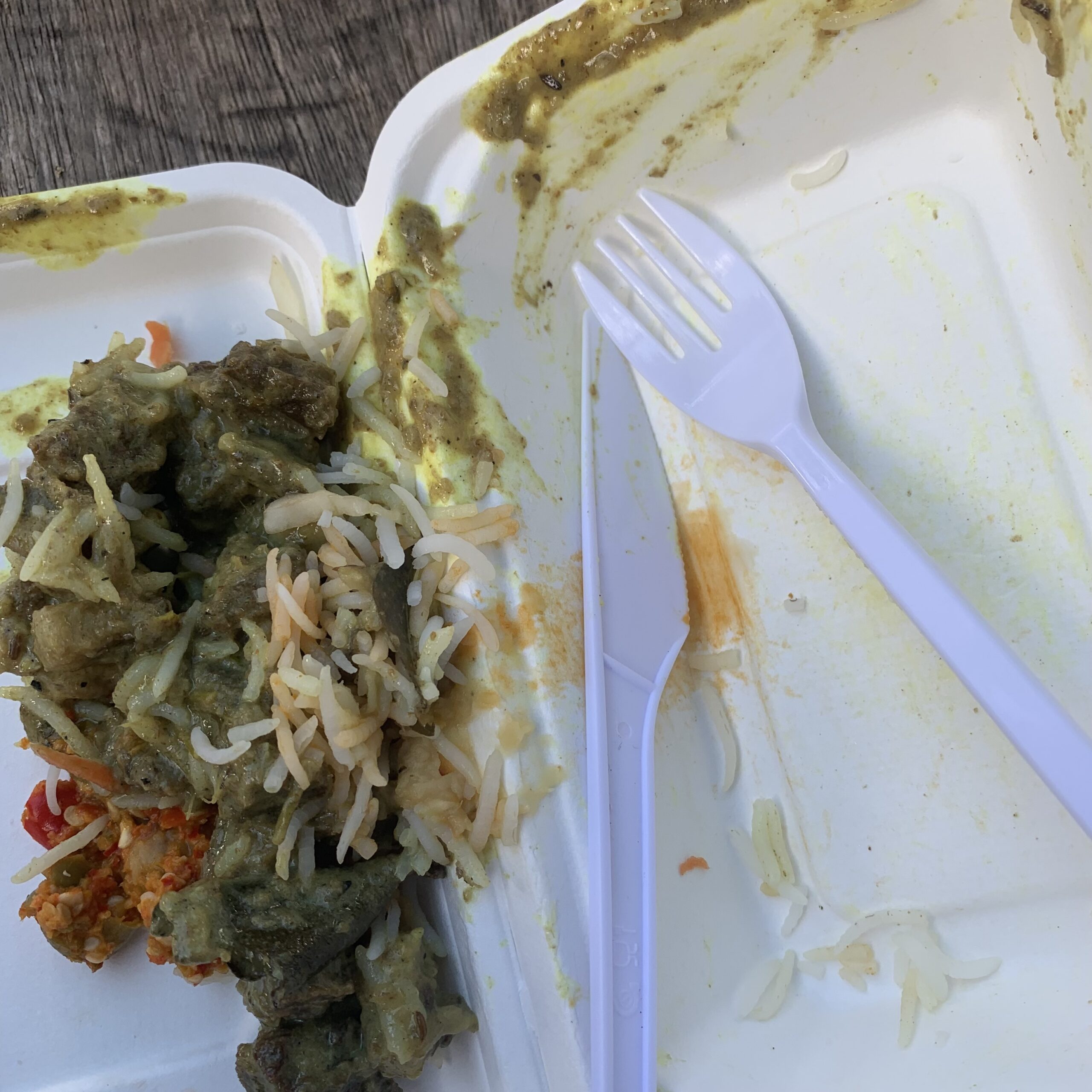 Bortpillade köttbitar ur en take-outmåltid som bestod av ris och saltad biff i curry vid Anse Royal, Mahé Seychellerna