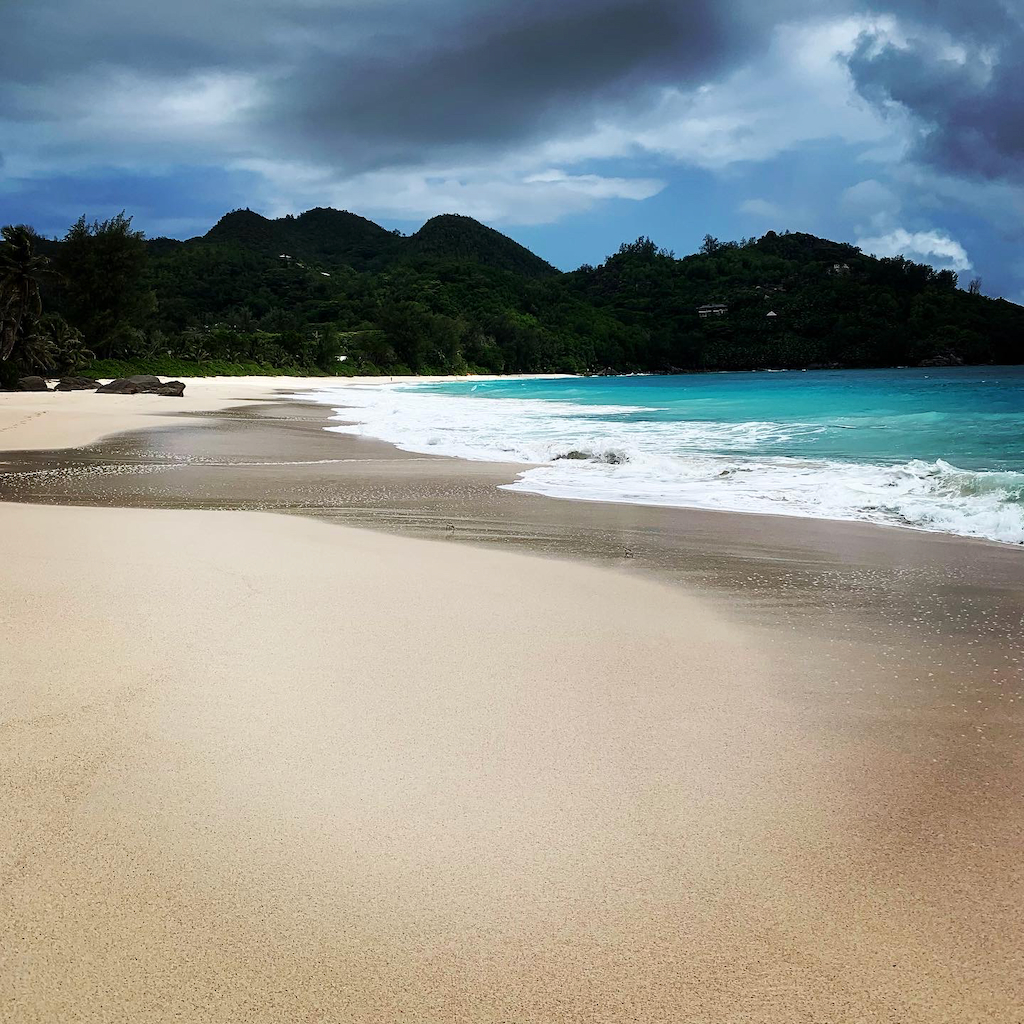 En vacker vy över stranden Anse Inrendance på Mahé Seychellerna