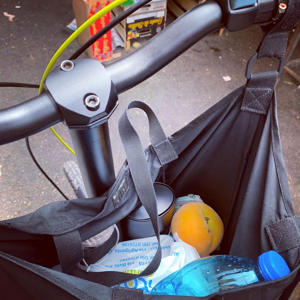 En cykelväska med lite frukt inköpt på en matmarknad i Palermo Italien