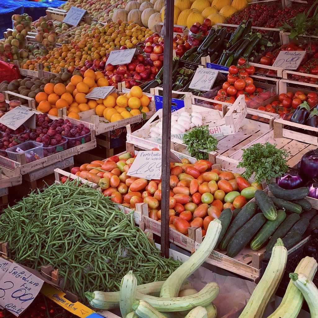 Matmarknad i Palermo på Sicilien i Italien