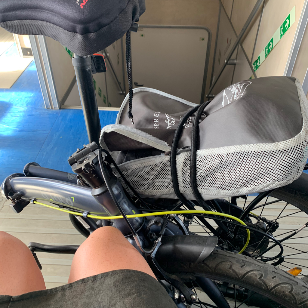 En fällbar cykel på ett tåg till Palermo på Sicilien i Italien