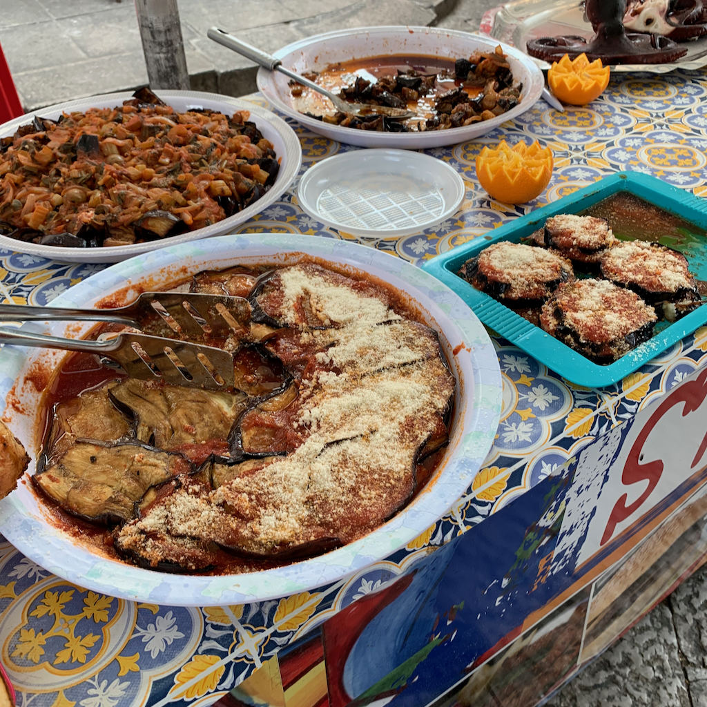 Aubergine parmigiana på en matmarknad i Palermo på Sicilien i Italien