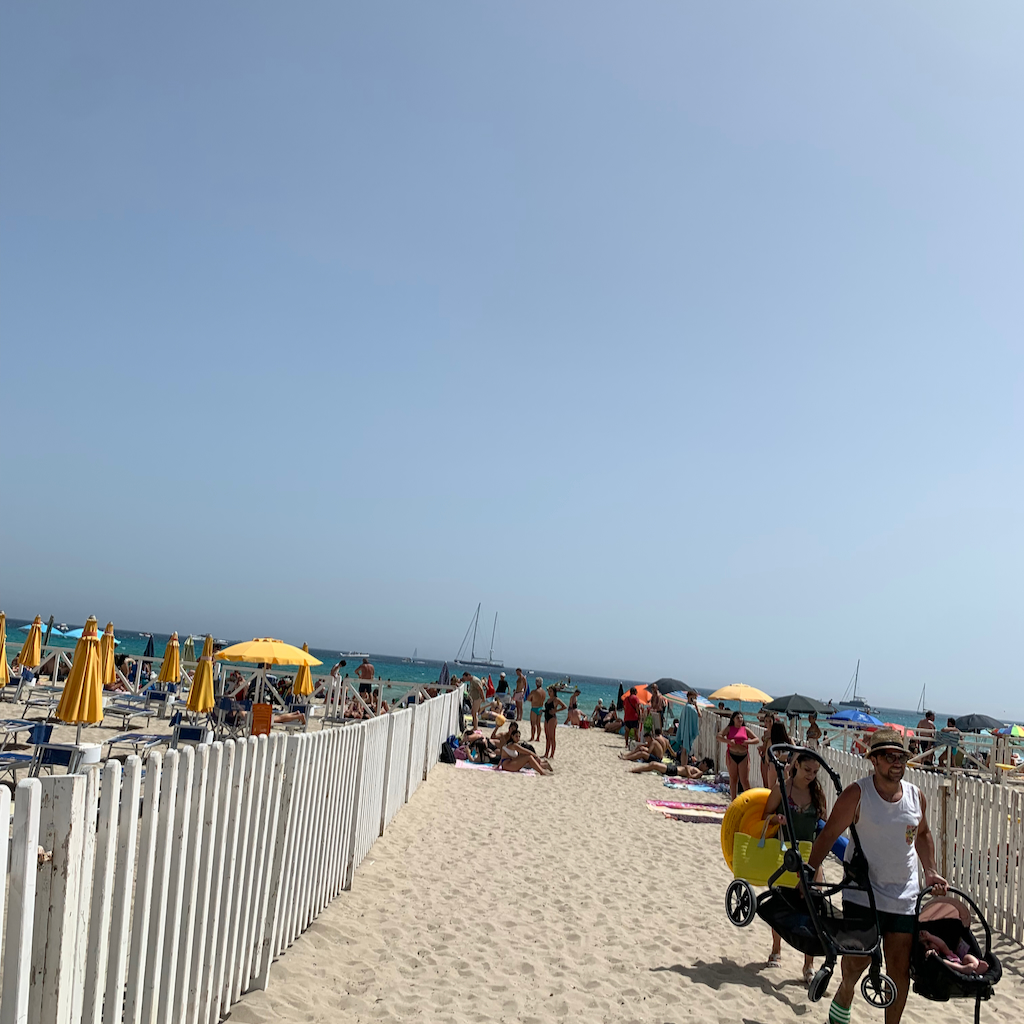 Mondello Beach utanför Palermo på Sicilien i Italien