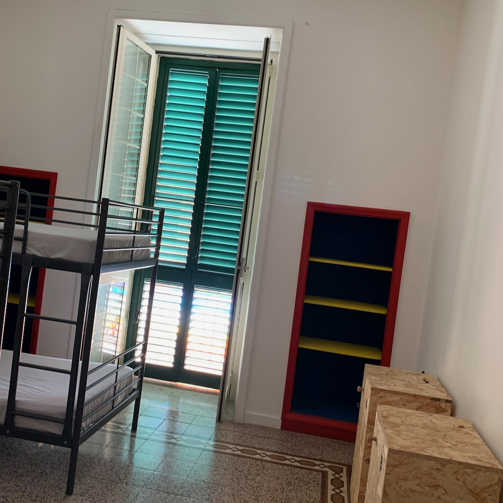 Ett rum med våningssäng på vandrarhemmet Urban Oasis Hostel i Lecce Italien