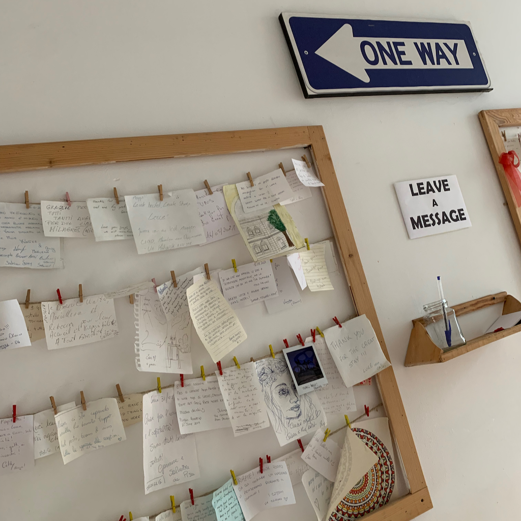 En anslagstavla som man kan lämna meddelanden till andra gäster på vandrarhemmet Urban Oasis Hostel i Lecce Italien