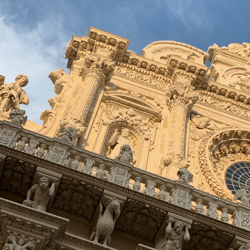 Ett vackert och rikligt utsmyckat barockpalats i Lecce i Apilien Italien