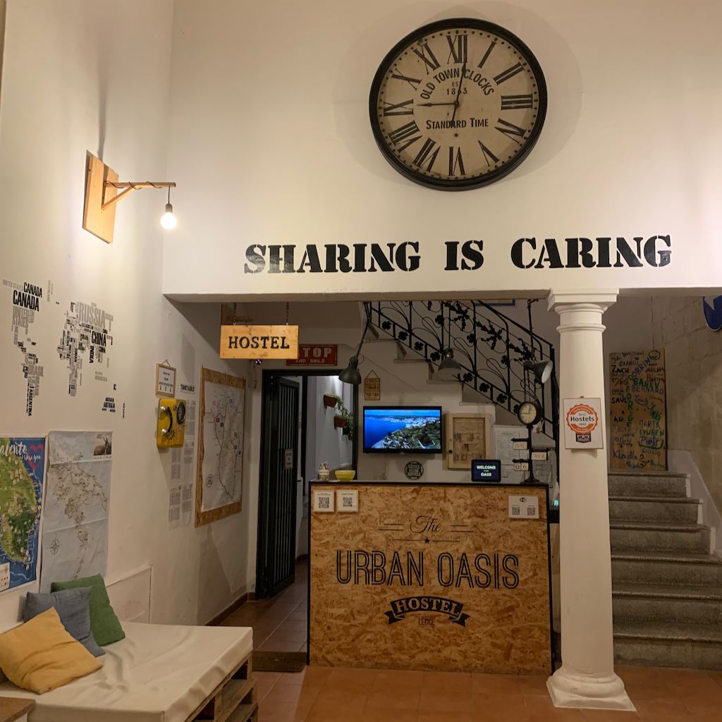 Receptionen på vandrarhemmet Urban Oasis Hostel i Lecce Italien