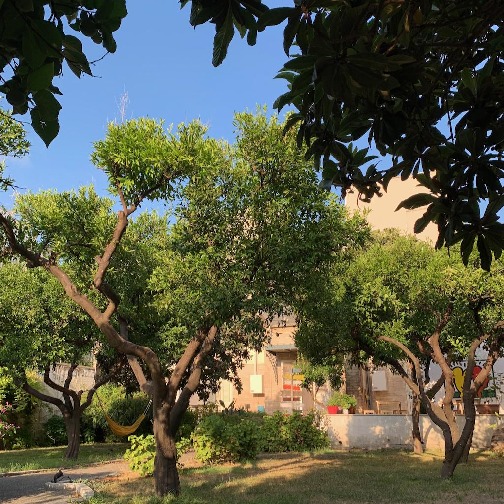 En mysig innergård till vandrarhemmet Urban Oasis Hostel i Lecce Italien
