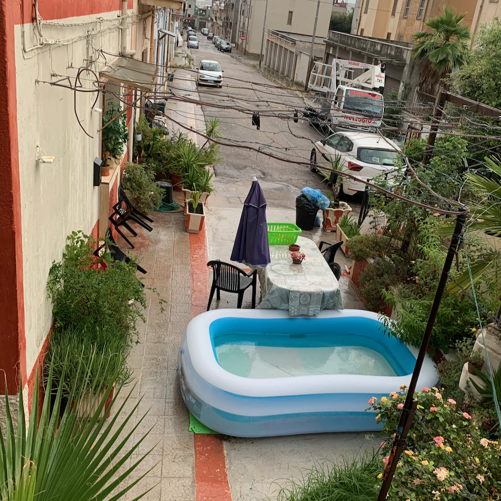 En gatubild med en uppblåsbar liten pool från Carovigno i det genuina Italien.