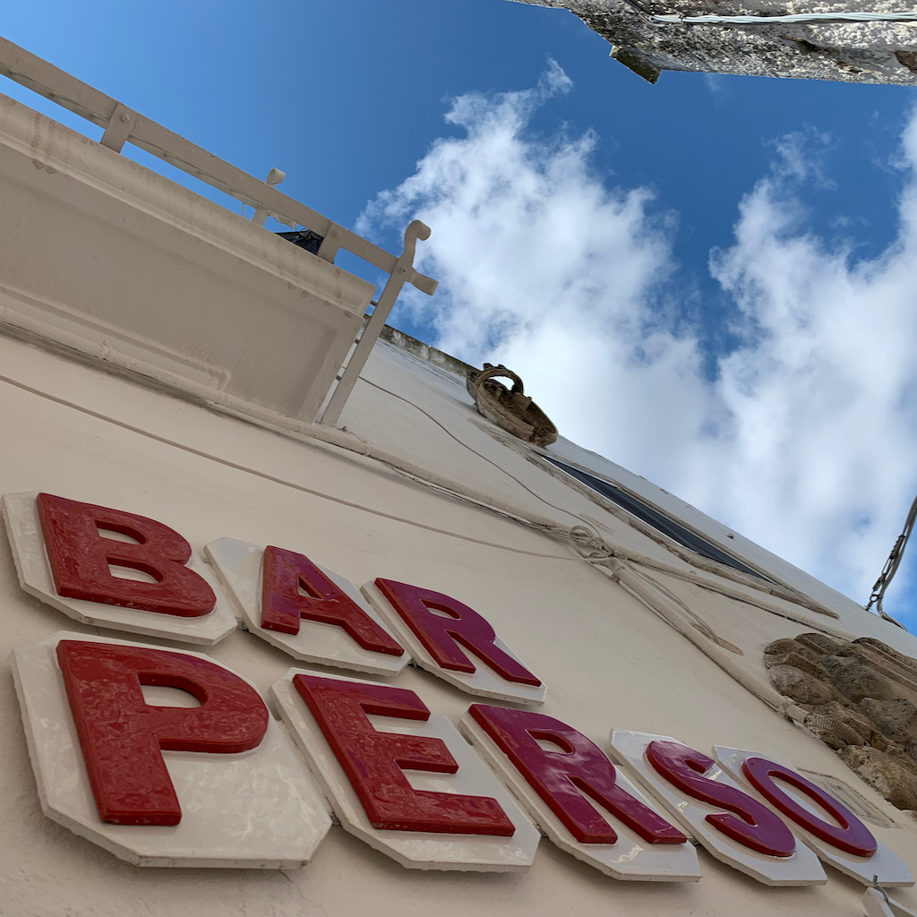En skylt till den mysiga stentrappsbaren Bar Perso i den vita staden Ostuni i Apulien Italien