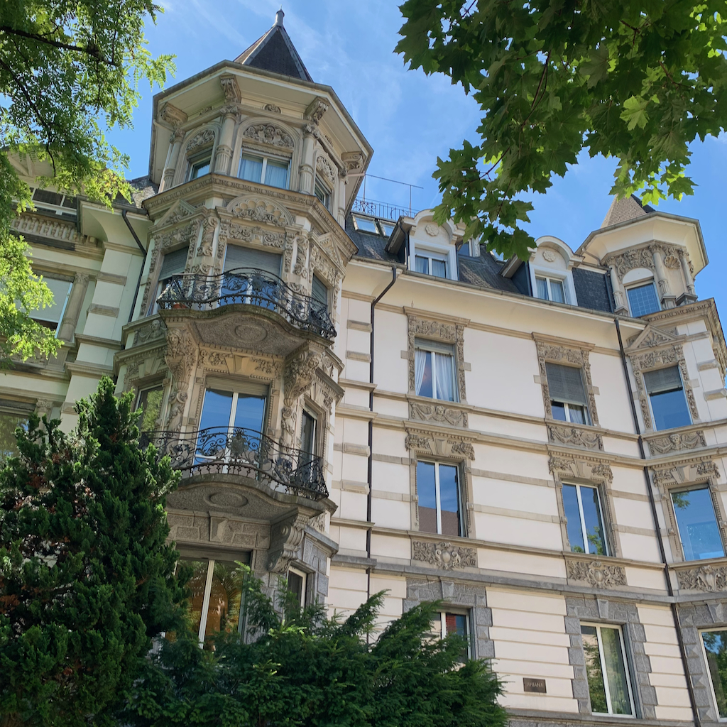 Ett vackert gammalt hus i Zürich i Schweiz som blivit sönderrenoverat med moderna pvc-fönster