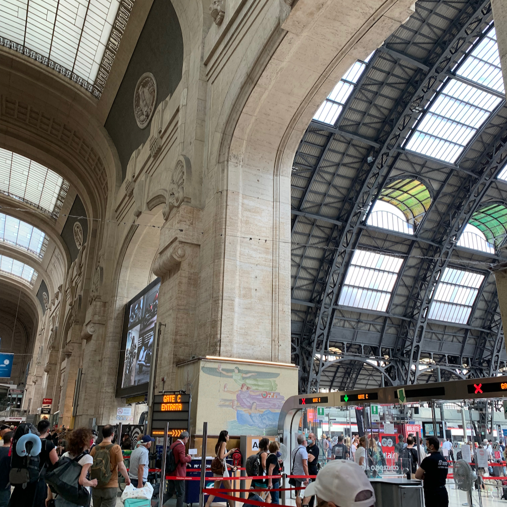 Pampig sten, stål och glaskonstruktion i Milano Termini, som är Milanos största tågstation.