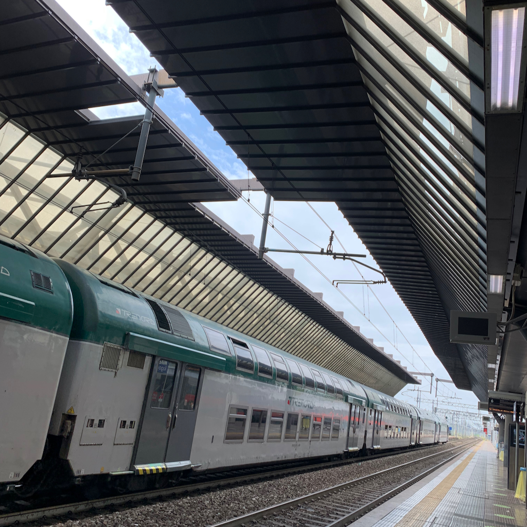 Ett tåg inne på en tågstation i Italien