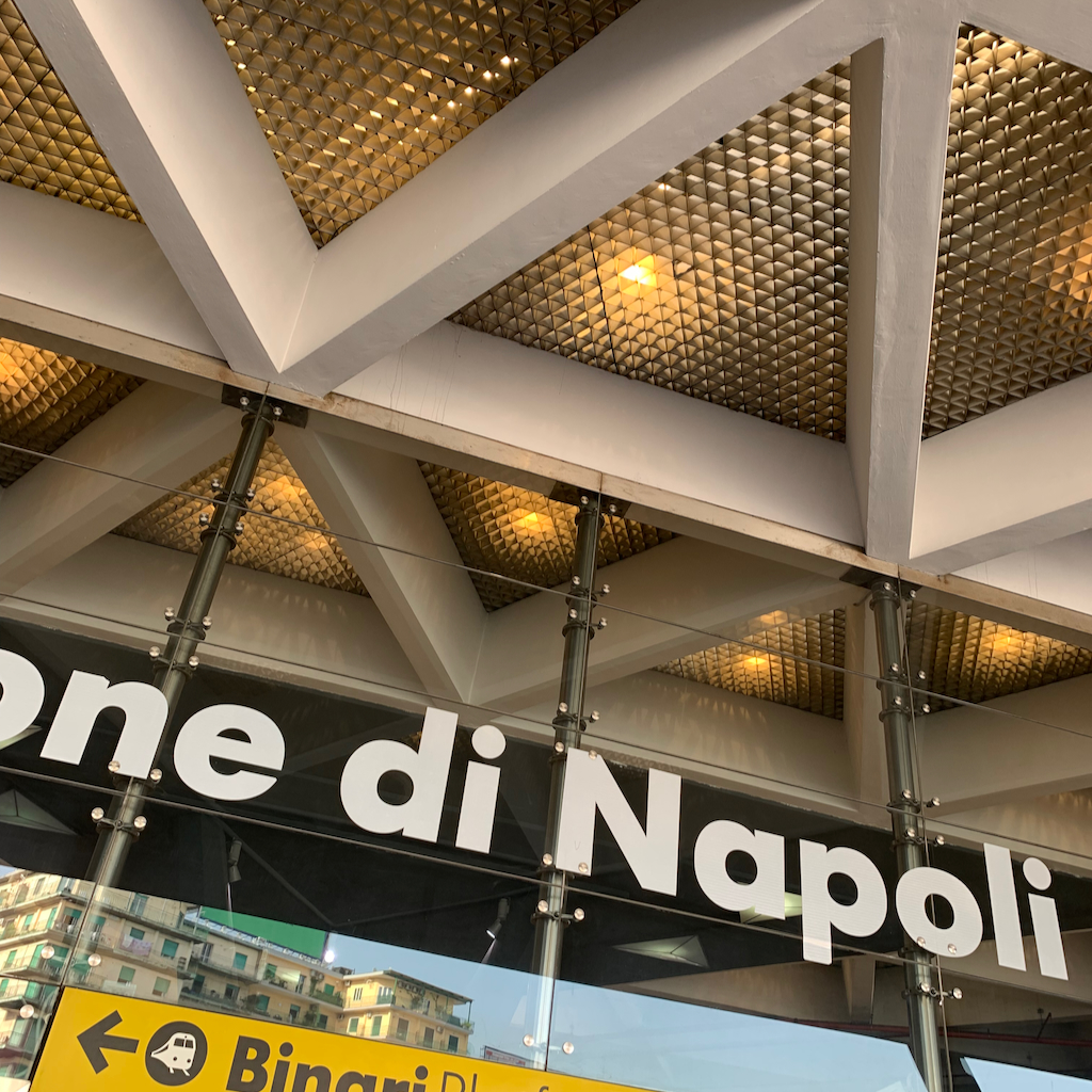 Entren till tågstationen i Napoli, Italien