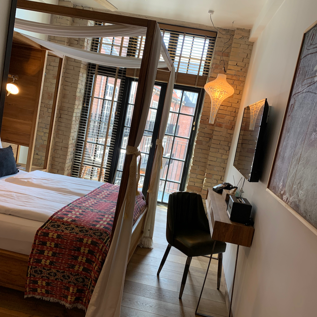 Ett litet dubbelrum på eko-hotellet Bryggen Guldsmeden i Köpenhamn, Danmark.