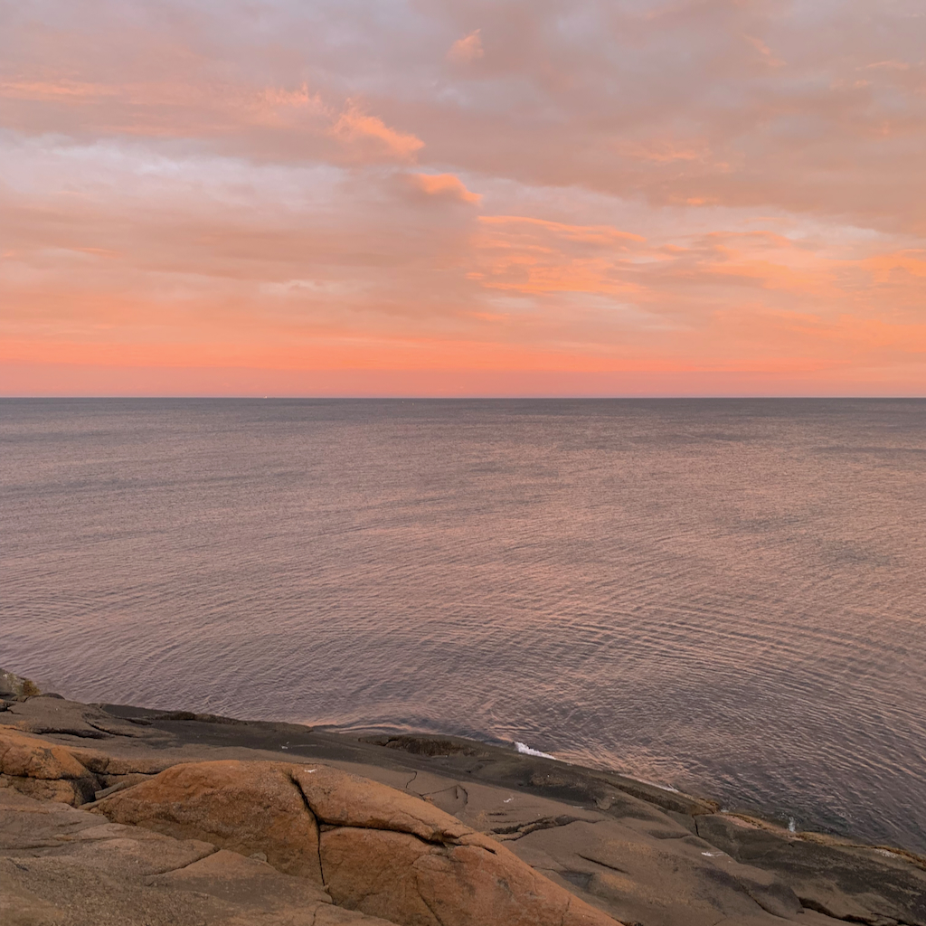 En aprikos himmel över ett rosa hav i solnedgången i Varberg.