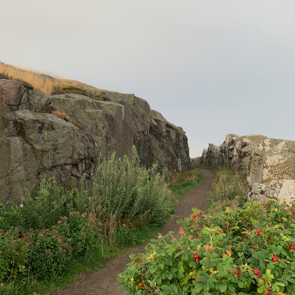 En promenadväg insprängd mellan två bergknallar i Varberg.