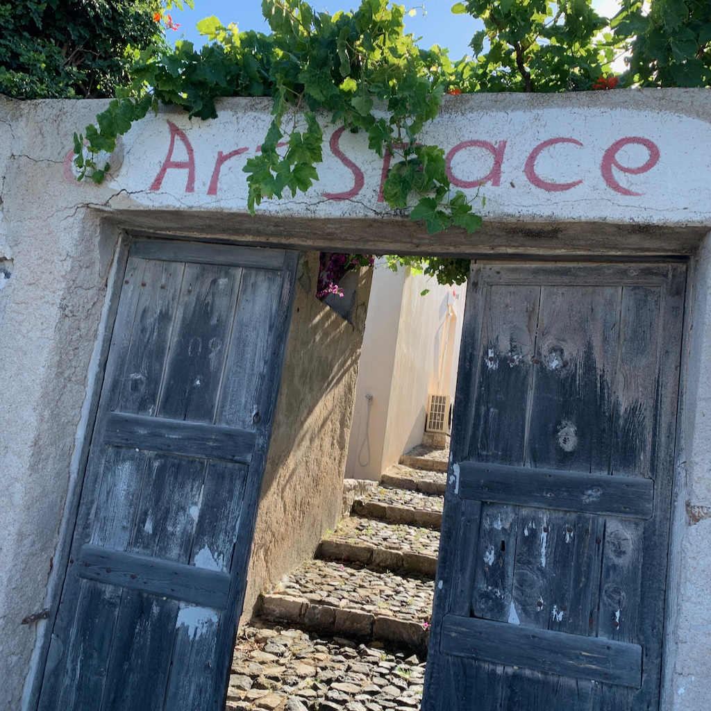 Ingången till galleriet Art Space beläget i en föredetta vingård i Exo Gonia på Santorini i Grekland