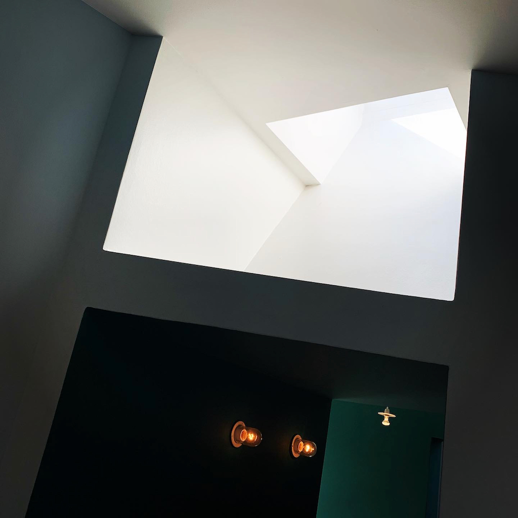 Ett takfönster och arkitektoniska detaljer från Bornholms Kunstmuseum i Danmark