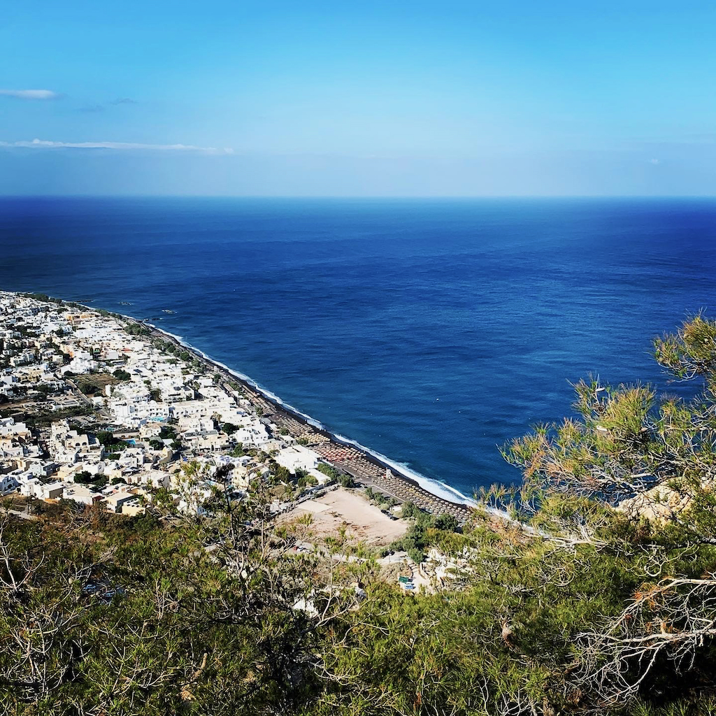 En utsikt över Kamari Beach på Santorini i Grekland