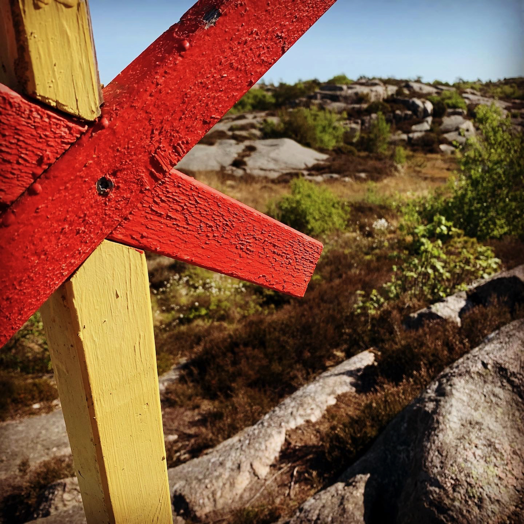 Rödgul markering vid Bohusleden på västkusten