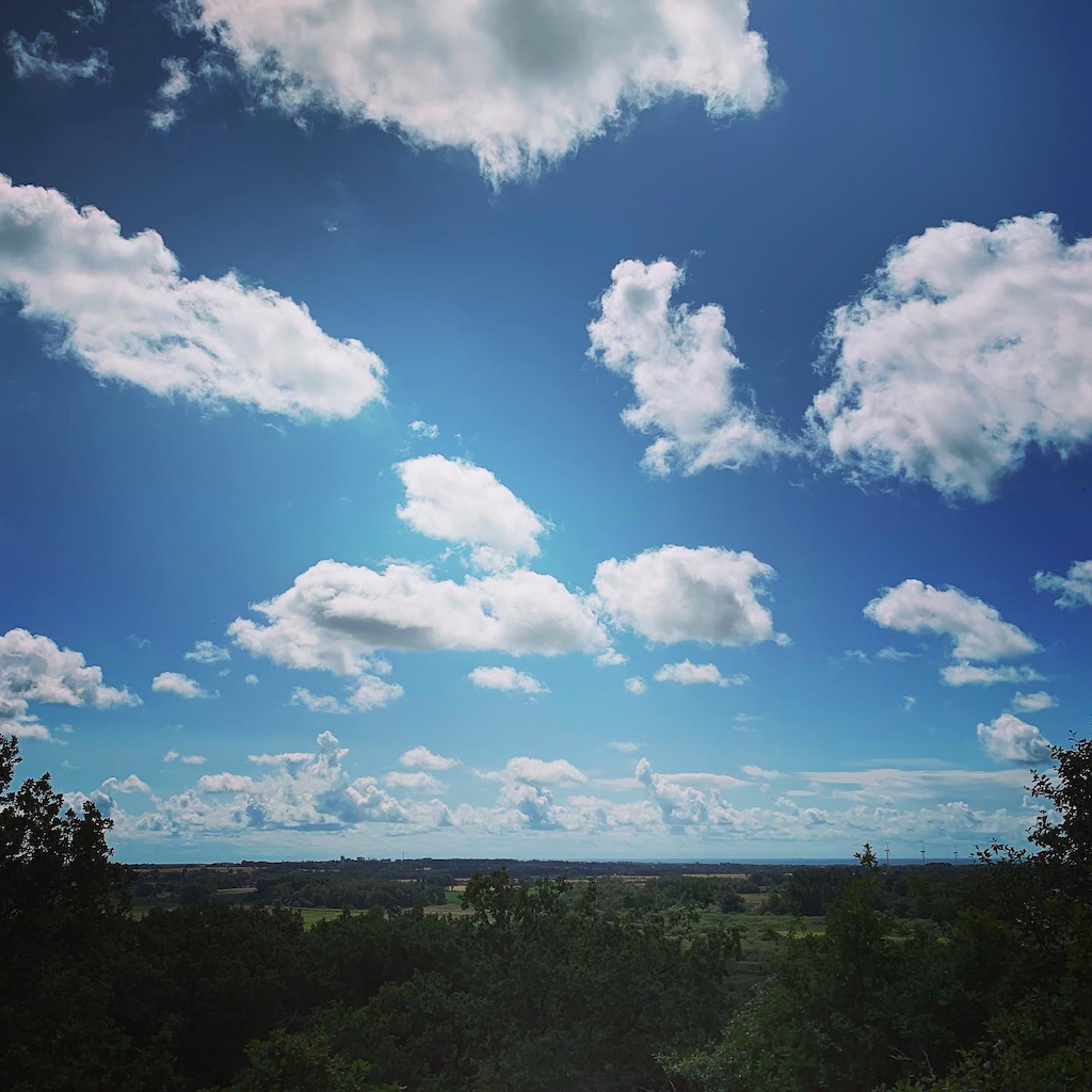 Utsikt över landskapet och blå himmel med molntussar på Bornholm i Danmark