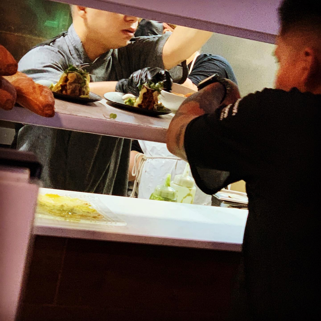 Kockar och servicepersonal på tapasrestaurangen Mendaur i spanska San Sebastian