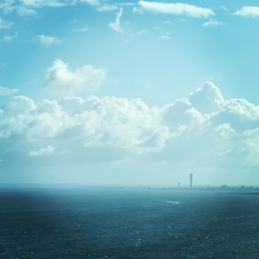 Turning torso i malmö med moln och utsikt över havet