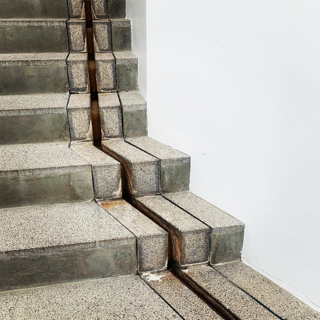 En arkitektonisk detalj i en invändig stentrappa på Bornholm Kunstmuseum i Danmark