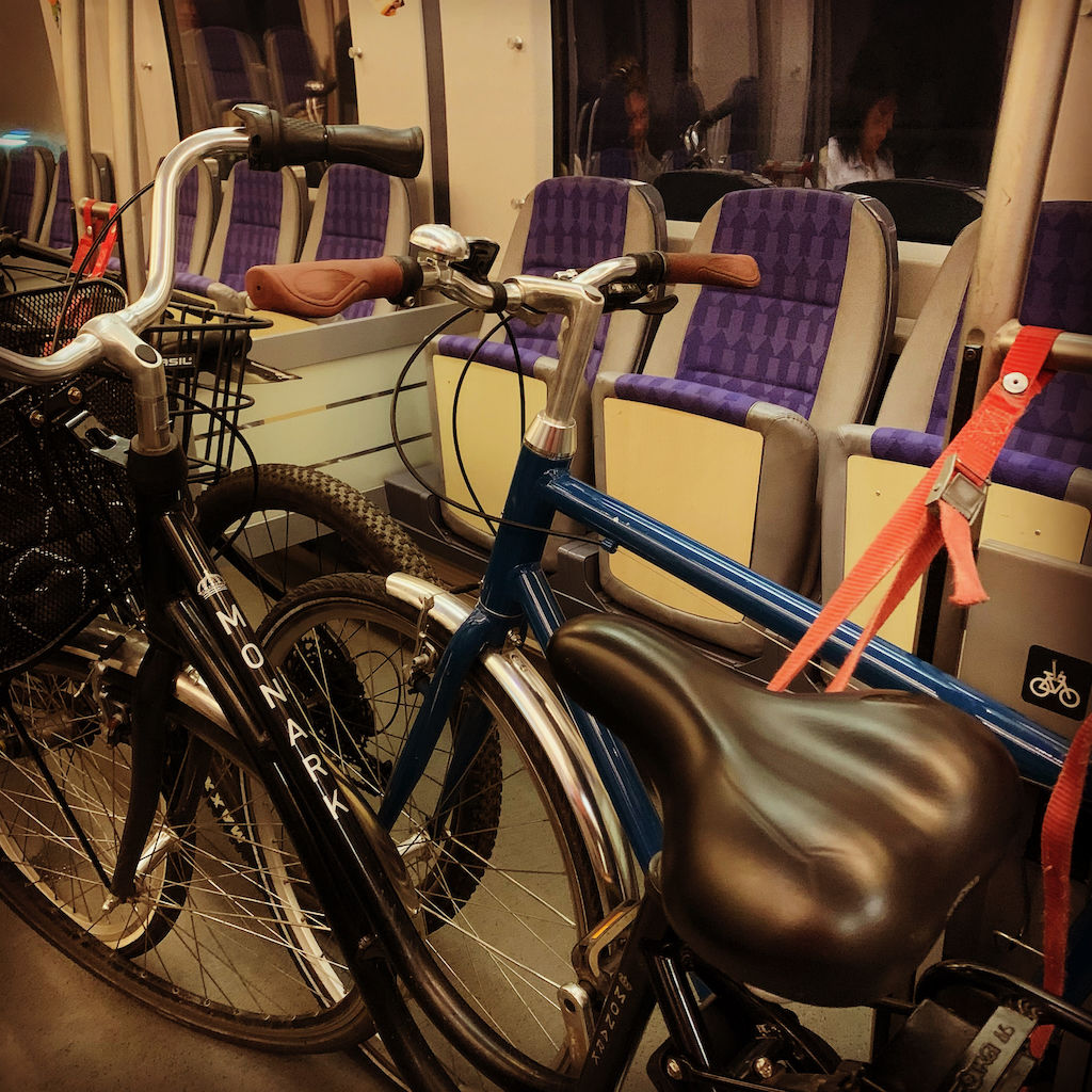 Två cyklar fastspända i en tågvagn för cyklar på pågatåget i Skåne