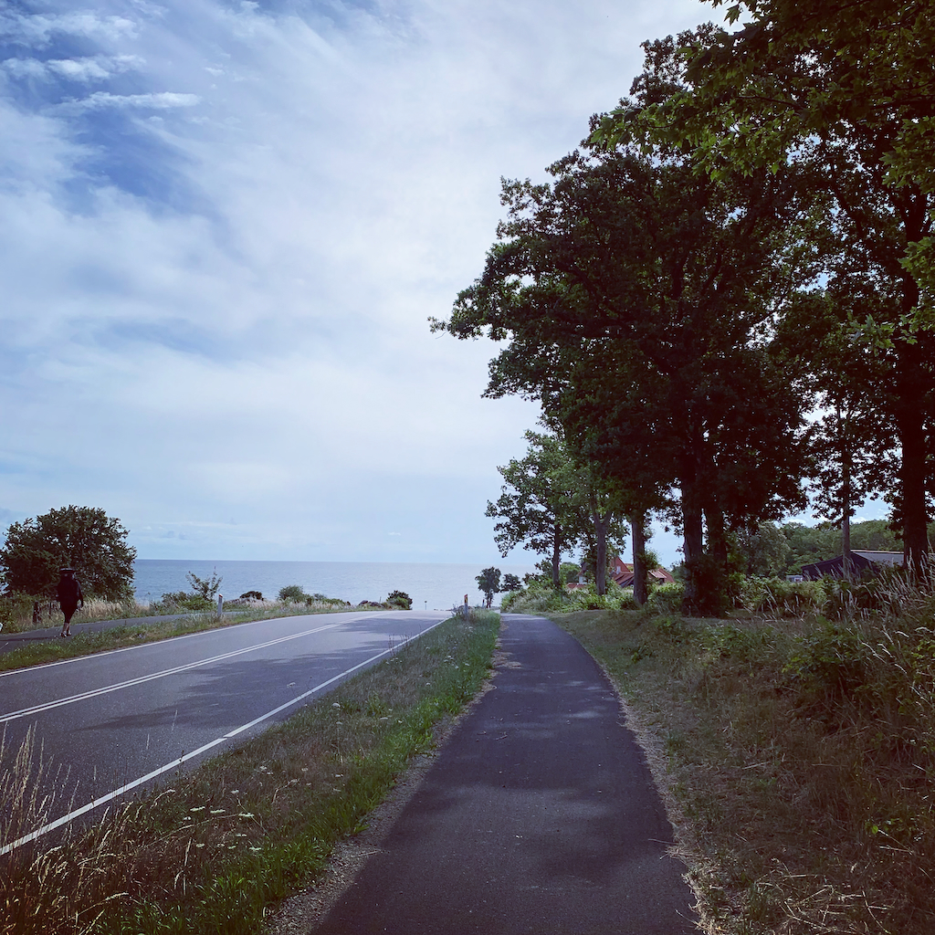 En bil- och cykelväg som löper parallellt och utmed havet mellan Gudhjem och Svaneke på Bornholm i Danmark