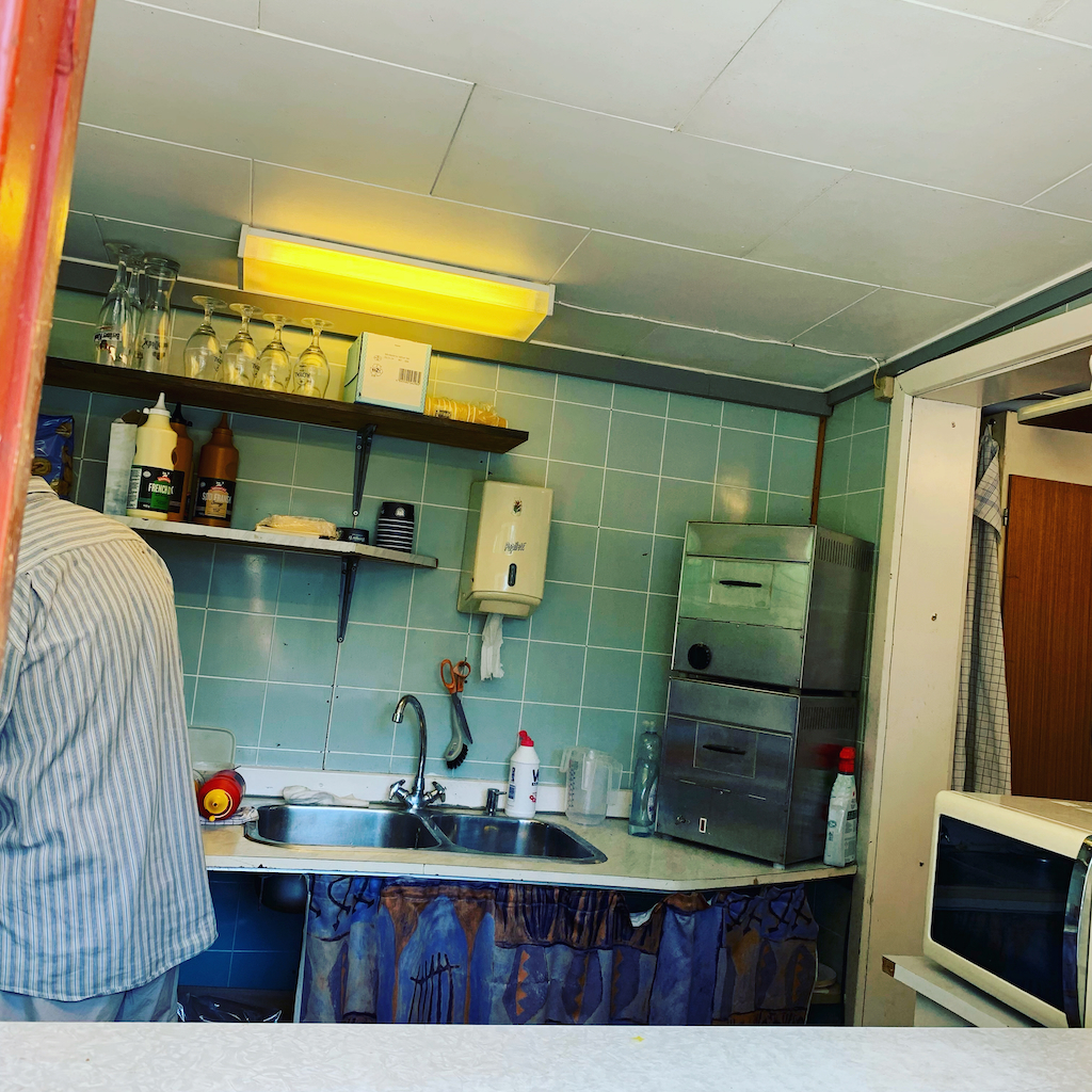 Ett gatukök som inte renoverats sen 70-talet utmed en cykelväg på Bornholm i Danmark