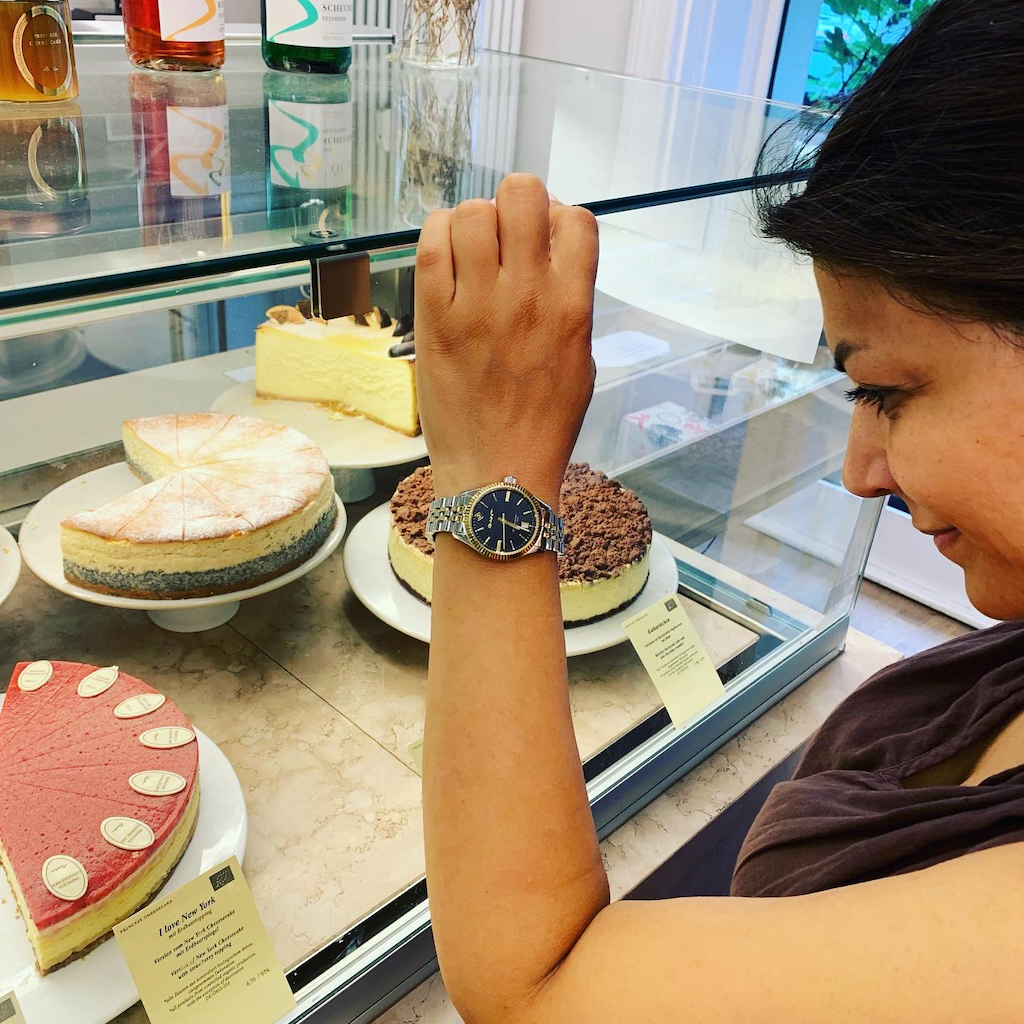 En kvinna står och väljer bakverk på Cheescake Princess i Berlin Tyskland
