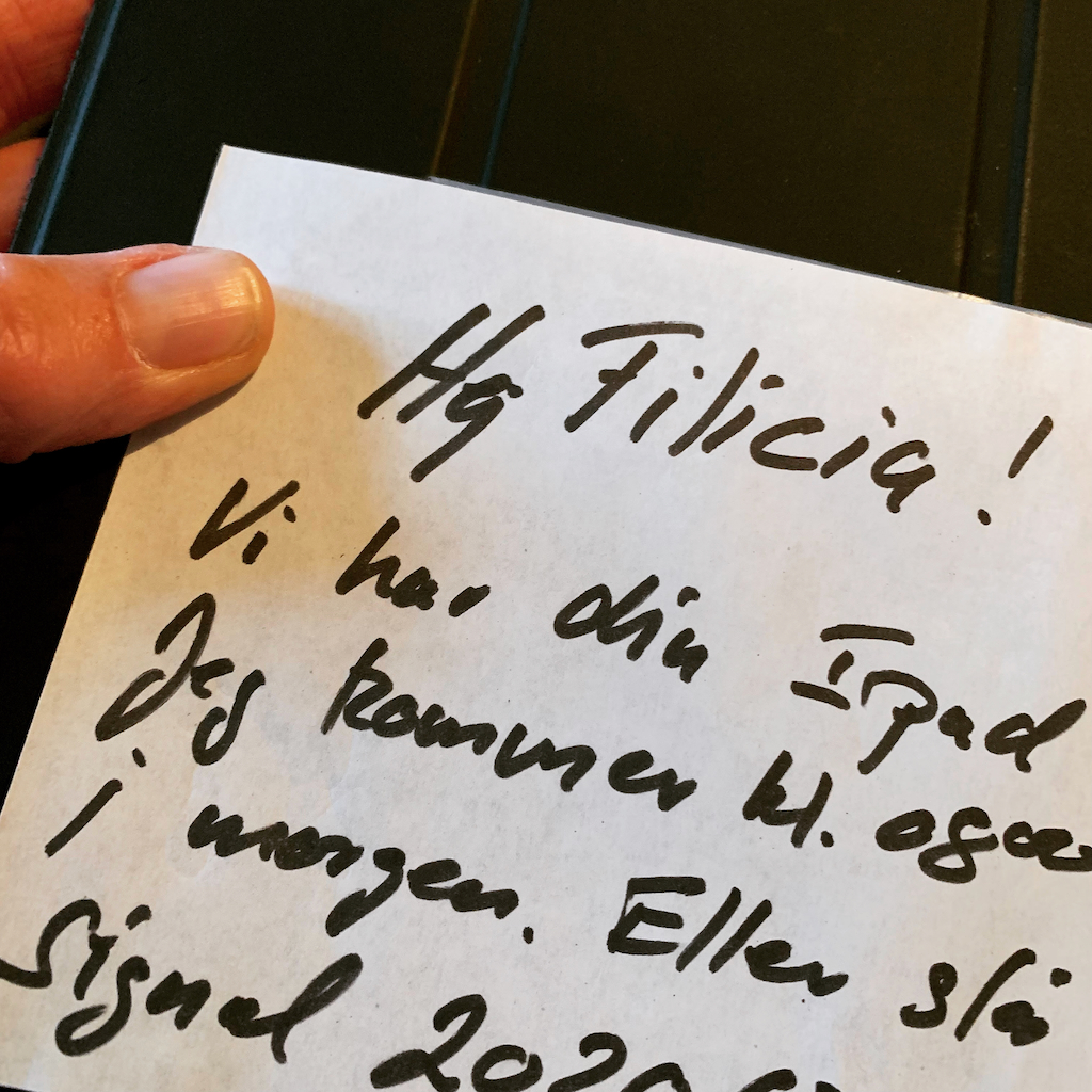 En lapp till Felicia om att hon glömt sin Ipad på Cafe Skansen i Svaneke på Bornholm i Danmark
