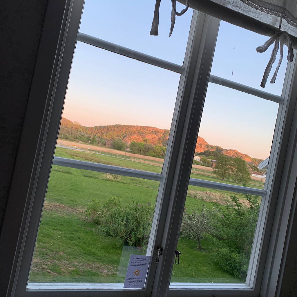 Ljuvlig utsikt från ett jättemysigt rum på i övrigt miserabla Bed & breakfasten Villa Akvarellen i Bohuslän.