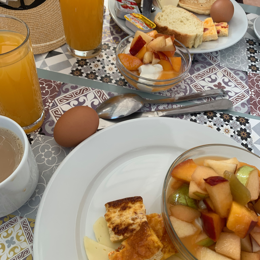 Hotellfrukosten på Lefkothea Hotel i Kamari Beach på Santorini i Grekland bestående av grekisk yoghurt, frukt, ägg, omelett, ost och kaffe.