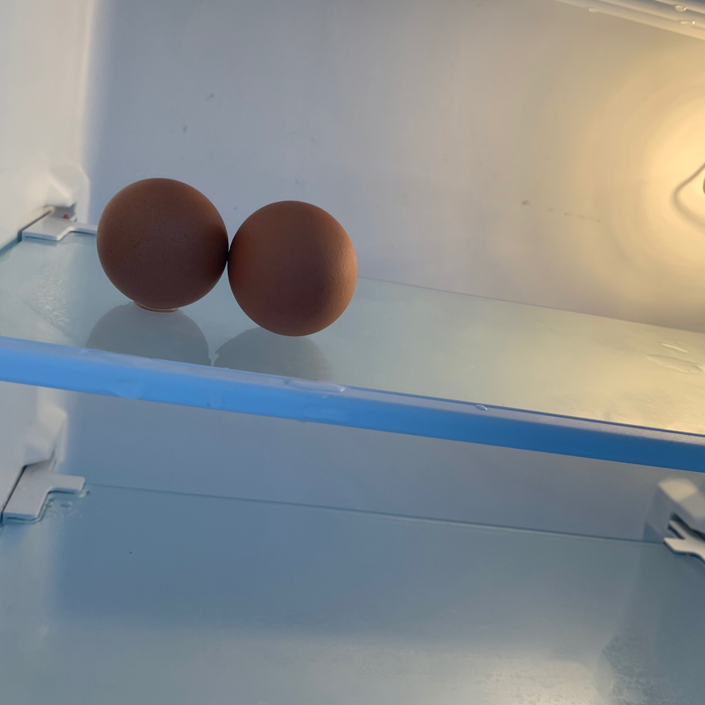 Två kokta ägg i en hotell kyl på Kamari Beach på Santorini i Grekland