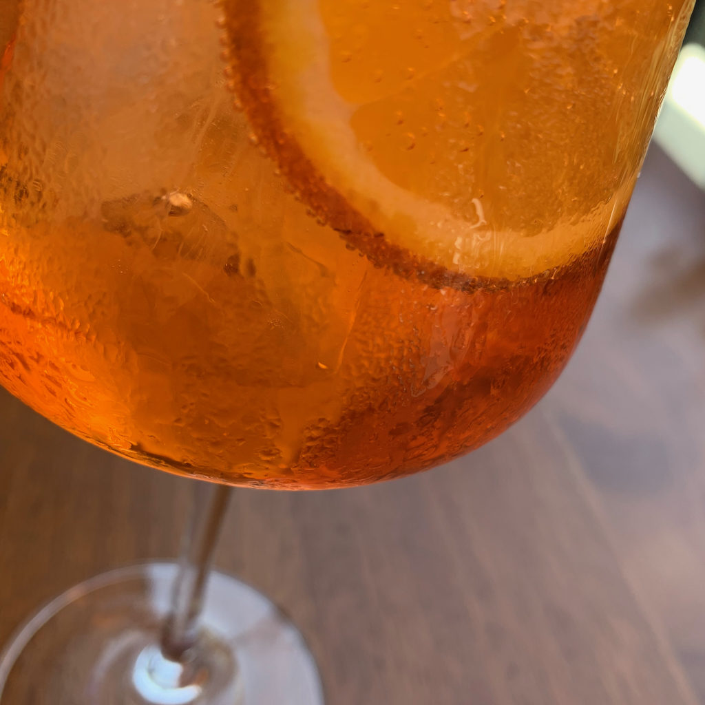 Ett glas aperol spritz på Nobu utmed vandringsleden mellan Fira och Oia på Santorini i Grekland