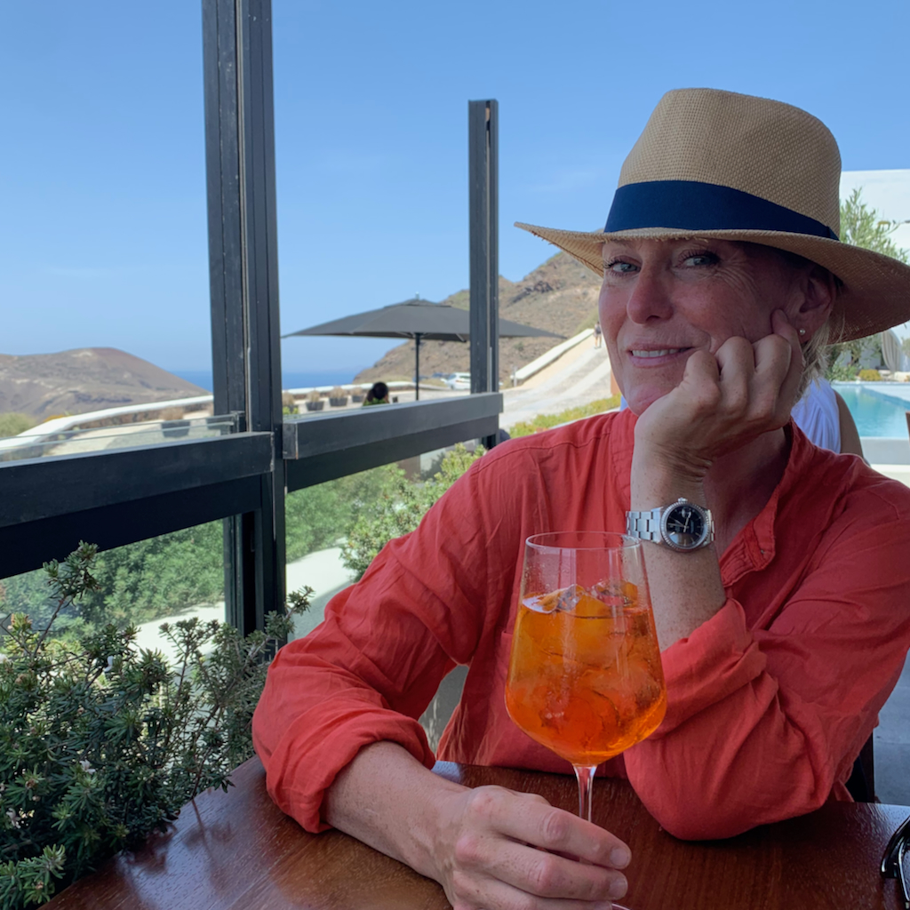 Ett glas aperol spritz på Nobu utmed vandringsleden mellan Fira och Oia på Santorini i Grekland