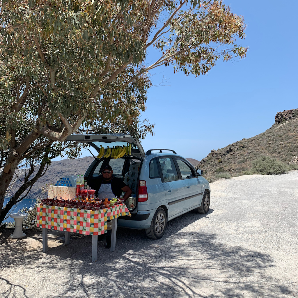 En gatuförsäljare av frukt utmed vandringsleden mellan Fira och Oia på Santorini i Grekland