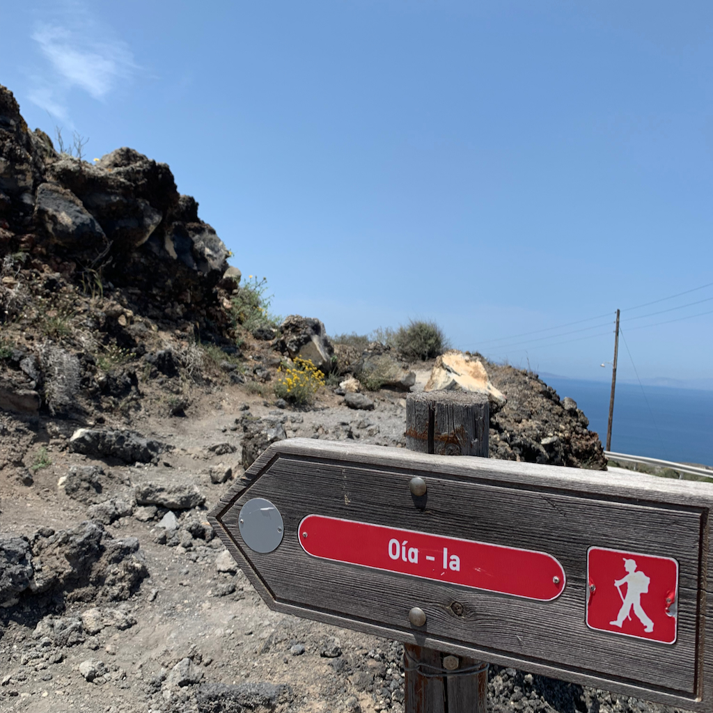 En skylt utmed vandringsleden mellan Fira och Oia på Santorini i Grekland