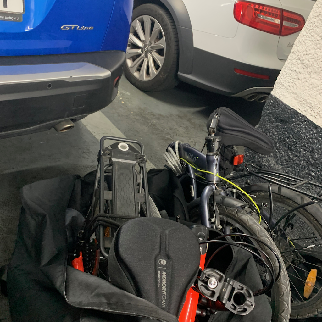 Två ihopfällda cyklar i sina väskor i ett parkeringshus i Biarritz i södra Frankrike