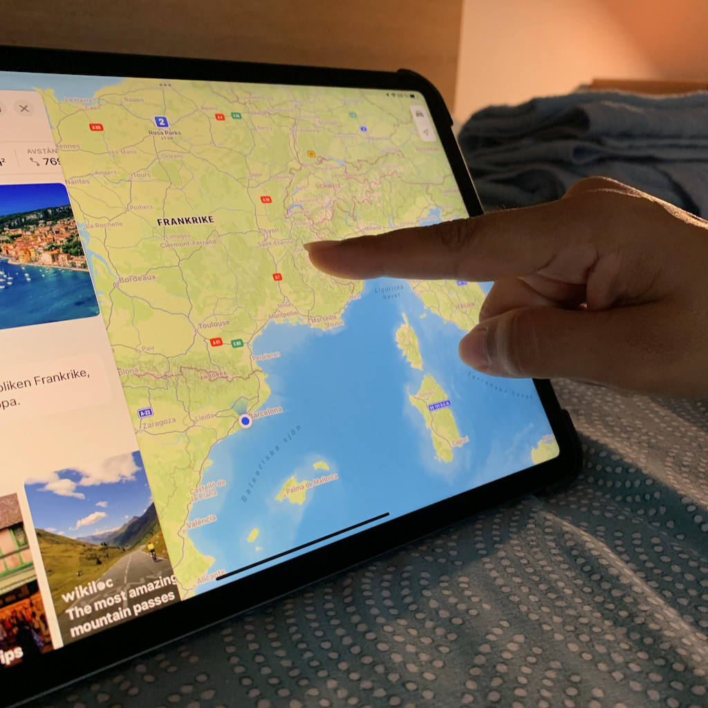 Ett finger som pekar på en karta över Frankrike på en iPad