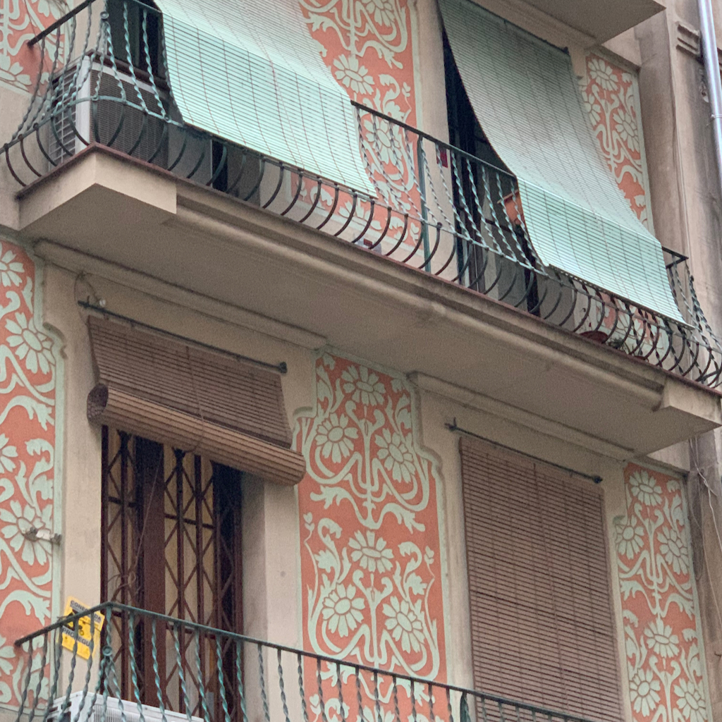 En vacker klinkerfasad i Barcelona
