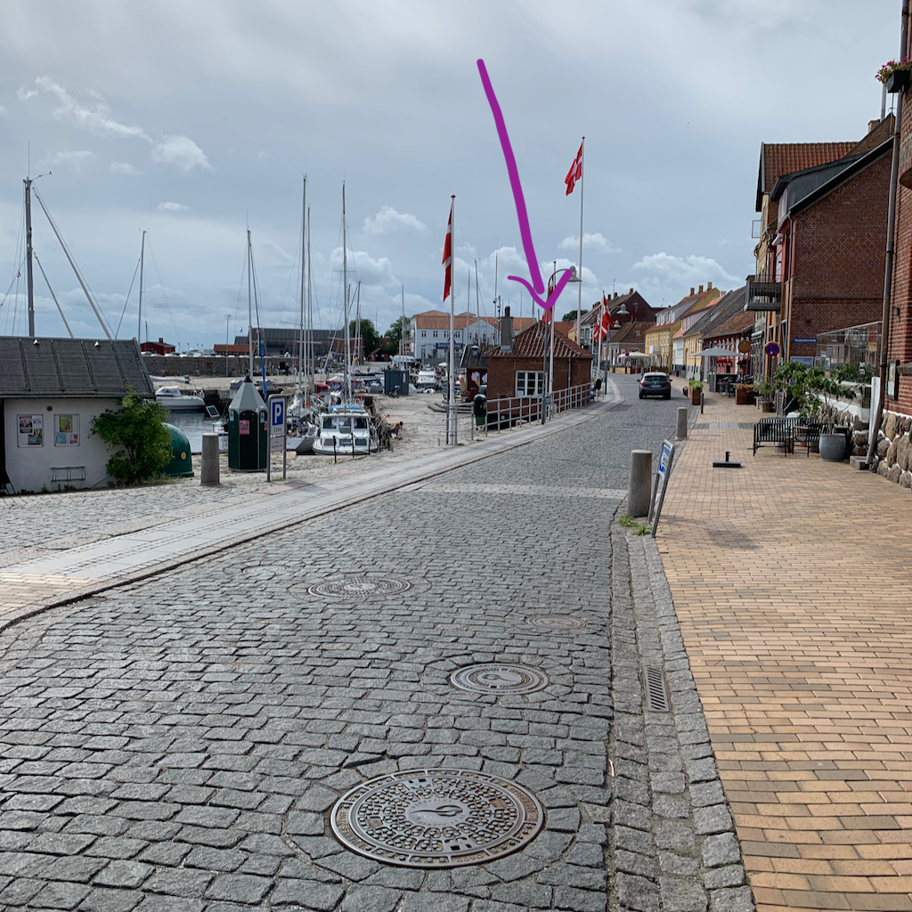 En gatuvy från den lilla kustorten Allinge på Bornholm i Danmark