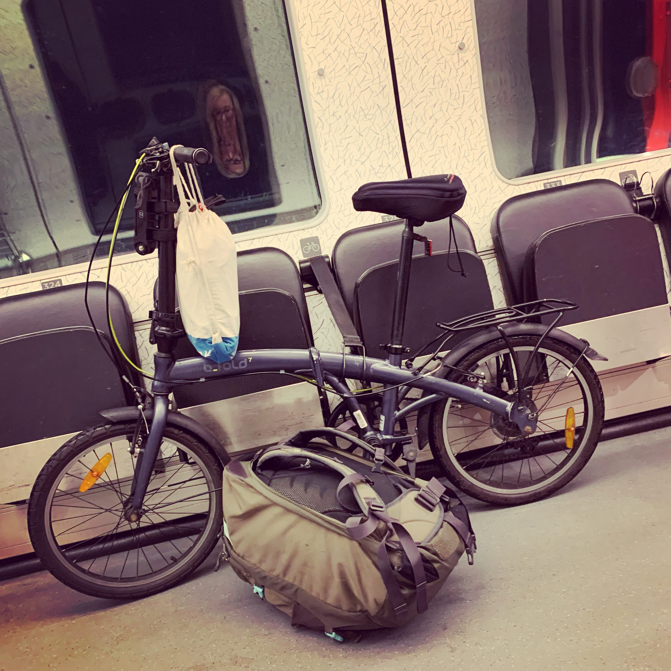 En fällbar resecykel och liten ryggsäck på Öresundstågen från Malmö till Köpenhamn.