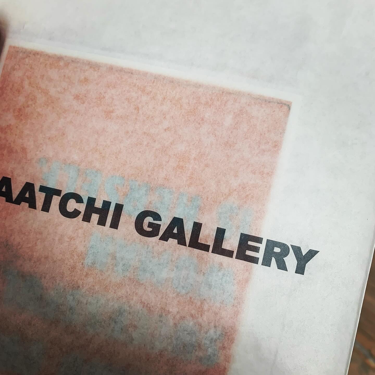 En liten pappåse med två vykort i från Saatchi Gallerys museum shop i London.