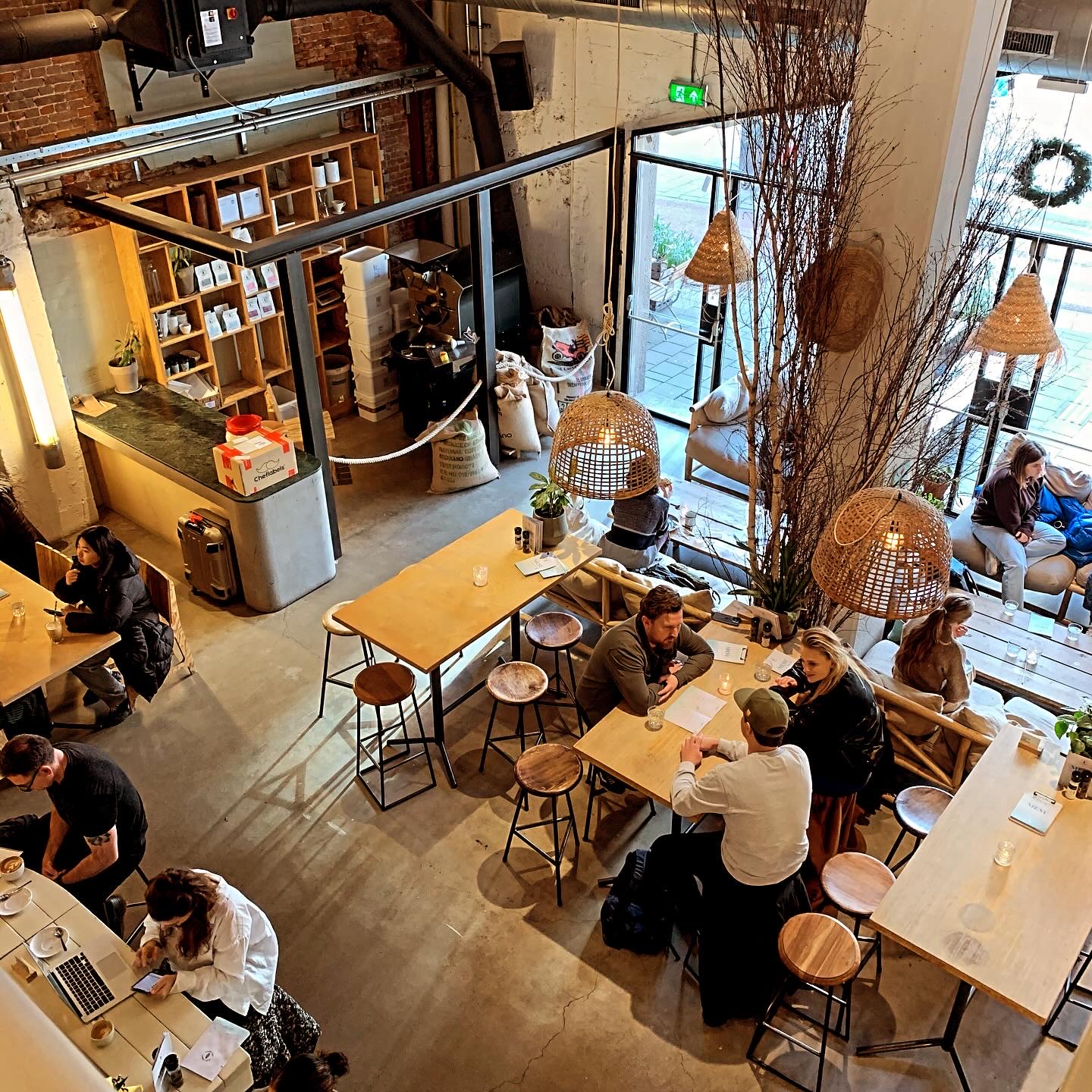 En utblick över cafet Coffe & Coconuts i Amsterdam.