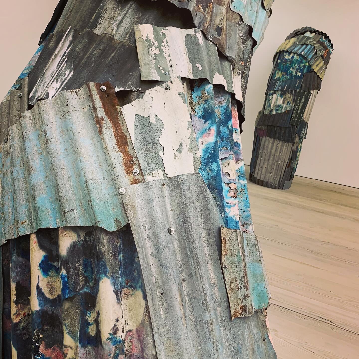 En konstinstallation av korrugerad plåt på Saatchi Gallery i London.