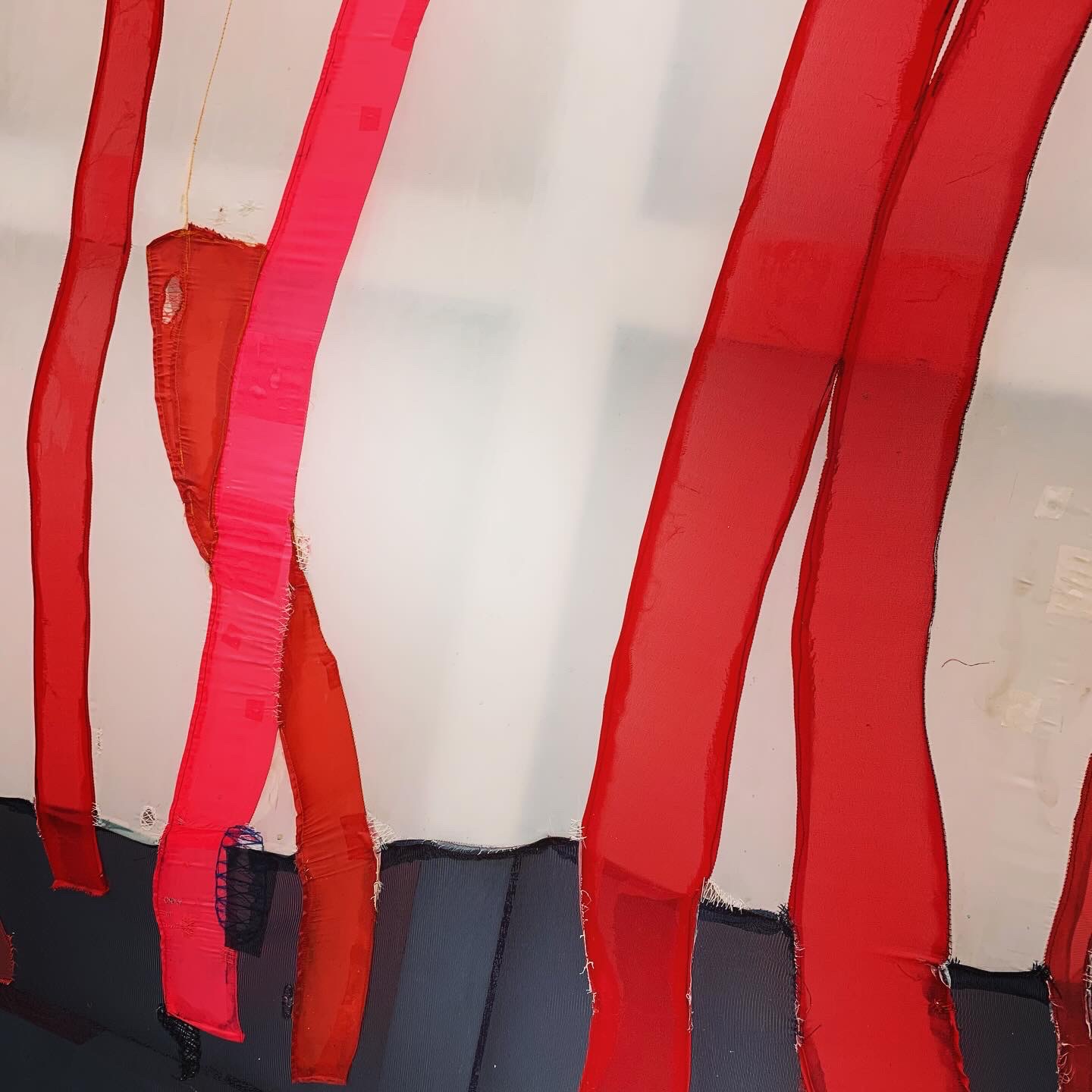 Ett konstverk gjort av nylonstrumpbyxor på Saatchi Gallery i London.